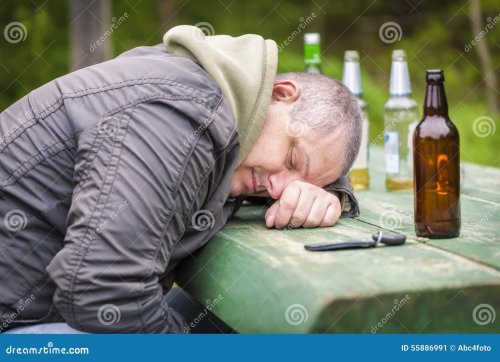 500x0-berusade-mn-som-sover-p-tabellen-55886991.jpg